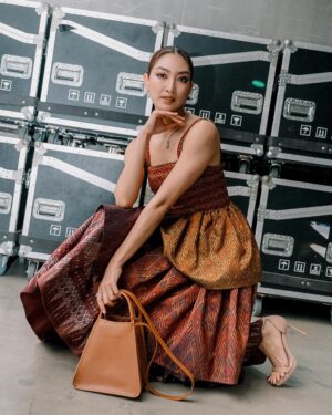 Khemanit Jamikorn Instagram - Make everyday beautiful💛🧡🤎 
.
.
.
#panpanworkmode #panpanhappyday #panpaninworkpoint @longchampth @benela_fashionmaker @kindjewelry.official @kokodanger @powerthanat 🤍🧡🤎👍🏻🌞