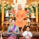 Khemanit Jamikorn Instagram - 29มค.เป็นวันแห่งการให้ ปีที่ 11 วันครบรอบอายุวัฒนมงคล พระเมธีวชิโรดม (ท่าน ว.วชิรเมธี) . . . ขอน้อมถวายมุทิตาสักการะท่านเจ้าคุณอาจารย์ ด้วยความเคารพอย่างสูง กราบขอบพระคุณในความเมตตา ที่ให้ปัญญาแก่ศิษย์เสมอมาค่ะ . วันนี้ก็เป็นวันแห่งการให้ ที่ท่านเจ้าคุณอาจารย์ก็ให้อย่างไม่เคยหยุด ให้ธรรม ให้ทุน ให้ทาน ดังคำกล่าว ”ยิ่งหวงยิ่งหาย ยิ่งให้ยิ่งหอม“ … ขอถวายมุทิตาสักการะด้วยความเคารพอย่างสูงค่ะ 🙏🏻🙏🏻🙏🏻