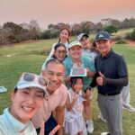 Khemanit Jamikorn Instagram - Birthday Girl @ingomojo 🎂🩷✨⛳️🏌🏻‍♀️ เรื่องดีดีของวันนี้คือ Surpriseมิกิสำเร็จ👍🏻 รอบนี้surpriseกันในสนามกอล์ฟไปเล้ย😍 ขอให้มิกิแข็งแรง healthy มีความสุข มีพลังทำสิ่งดีดีทุกวันน้า👍🏻✨🌞 #น้องคือความสดใสของพวกเรา 🩵💖😄 𝐋𝐎𝐕𝐄 𝐘𝐎𝐔🥳 เค้กสุดอร่อย @snpcakestudio ตาม𝚁𝚎𝚏เป๊ะๆน่ารักมาก ขอบคุณนะคะ หอบหิ้วจากกรุงเทพมาก็ยังสวยเป๊ะเหมือนเดิม👍🏻🎂😄 รสชาตินั้นก็อร่อยมากมายค่ะ💖 . . . ☆☆☆ในส่วนของการตีวันนี้😝🫠😮‍💨 ไม่ได้ซื้อ𝚏𝚊𝚒𝚛𝚠𝚊𝚢มาอีกแล้ว ซ้ายขวาๆ หาลูกแทบไม่เจอ555 ตีไม่ได้ดังใจไม่ต้องโทษใคร ยิ้งไว้แล้วไปต่อค่ะ 💪🏻👌🏻 #นี่แหละความสนุก #แก้ปัญหากันตลอดทาง 👱🏼‍♀️😝👌🏻 ขอบคุณอากาศที่ถึงร้อนก็มีลมพัดให้ชื่นใจ😄👱🏼‍♀️🌤️ . . . #panpangolffamily #nonstopgolfgang #panpancakelovegolf 💚💛🧡❤️🩷🩵🤍 Mae Jo Golf Club And Resort