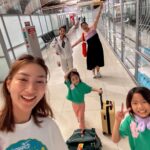 Khemanit Jamikorn Instagram - Weekend Vibes✌🏻⛳️ 🏌🏻‍♀️😄 เรื่องเล่นพวกเราจริงจังเสมอ … มาถึงจุดเอาถุงกอล์ฟเดินทางด้วยแล้วค่ะ55555🤭🌞⛳️😄🩷 . . . ✈️ #nonstopgolfgang #panpangolffamily #panpanfamily 💚💛🧡❤️🩷🩵💙💜💖