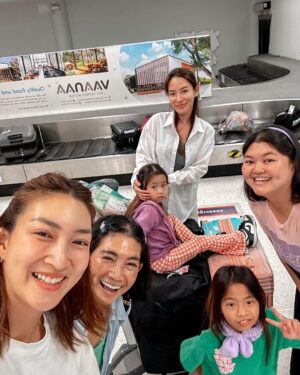 Khemanit Jamikorn Instagram - Weekend Vibes✌🏻⛳️ 🏌🏻‍♀️😄
เรื่องเล่นพวกเราจริงจังเสมอ … มาถึงจุดเอาถุงกอล์ฟเดินทางด้วยแล้วค่ะ55555🤭🌞⛳️😄🩷
.
.
.
✈️ #nonstopgolfgang #panpangolffamily #panpanfamily 💚💛🧡❤️🩷🩵💙💜💖