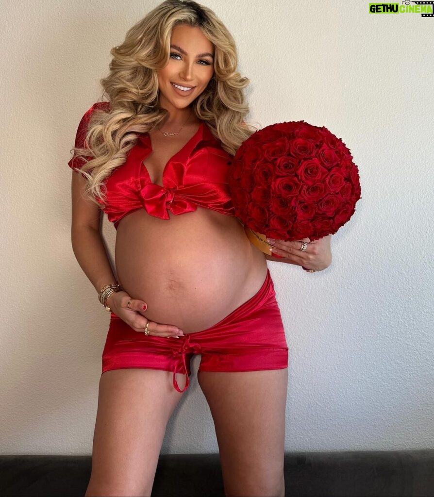Khloë Terae Instagram - POV you’ve been growing your valentine for 9 months and it’s almost time for her to make her appearance ❣️🥰💌 @fashionnova Los Angeles, California