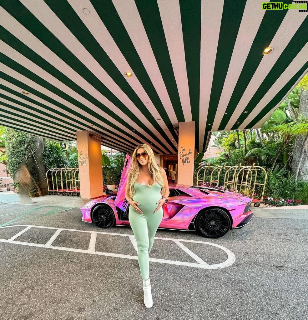 Khloë Terae Instagram - throwback to the iconic pink palace 🎀 The Beverly Hills Hotel