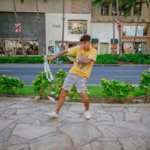 Kian Lawley Instagram - i cant wait to be goofy in hawaii again 😥🌸