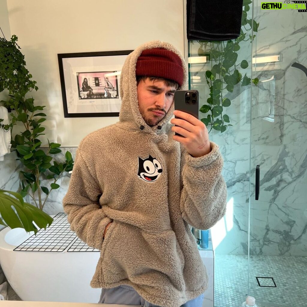 Kian Lawley Instagram - finally sweater weather 🧸