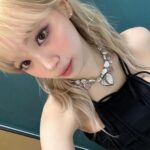 Kim Chae-won Instagram - 🖤🦢