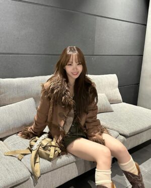 Kim Chae-won Instagram - 다녀올게요✈️