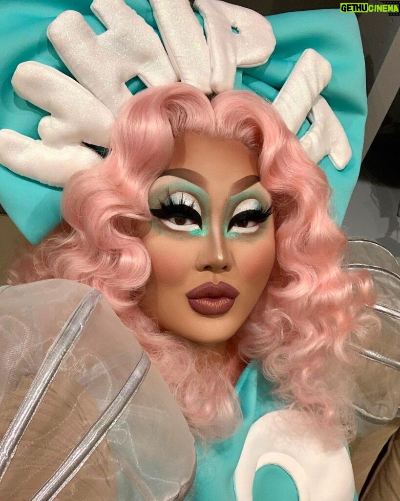 Kim Chi Instagram - Last night’s mug on @foodnetwork’s Cakealikes was done using @kimchichicbeauty Juicy nine - virgin mojito palette 🤪 Dress: @diana.makes Hair: @wigsandgrace
