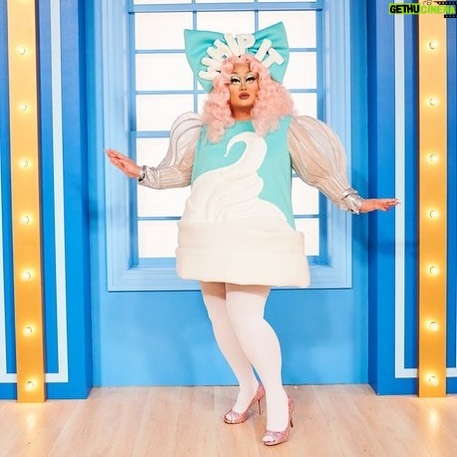 Kim Chi Instagram - Did y’all catch tonight’s episode of Cakealikes on @foodnetwork where I was a guest judge? 🤪 Dress: @diana.makes Hair: @wigsandgrace