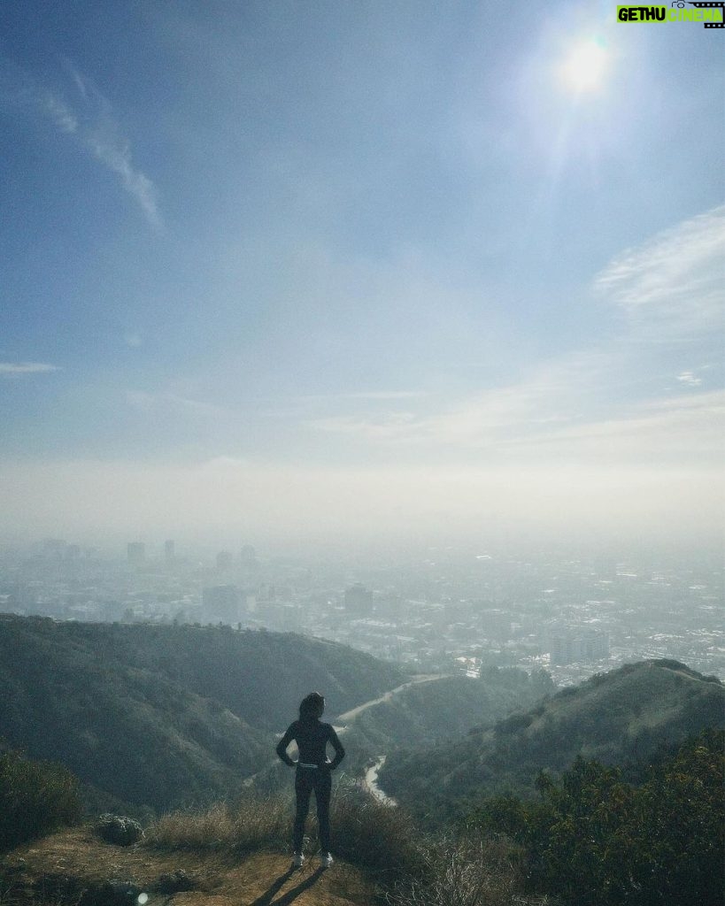 Kim Chiu Instagram - “𝓢𝓸𝓶𝓮𝔀𝓱𝓮𝓻𝓮 𝓫𝓮𝓽𝔀𝓮𝓮𝓷 𝓽𝓱𝓮 𝓫𝓸𝓽𝓽𝓸𝓶 𝓸𝓯 𝓽𝓱𝓮 𝓬𝓵𝓲𝓶𝓫 𝓪𝓷𝓭 𝓽𝓱𝓮 𝓼𝓾𝓶𝓶𝓲𝓽 𝓲𝓼 𝓽𝓱𝓮 𝓪𝓷𝓼𝔀𝓮𝓻 𝓽𝓸 𝓽𝓱𝓮 𝓶𝔂𝓼𝓽𝓮𝓻𝔂 𝔀𝓱𝔂 𝔀𝓮 𝓬𝓵𝓲𝓶𝓫." -𝓖.𝓒𝓱𝓲𝓵𝓭 🦋 That was extra fun hike! Thanks momsy @bela and Kim(boy) @apa112 #Chiurista Runyon Canyon, Hollywood Hills