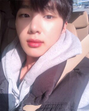 Kim Dong-hee Instagram - 😌☀️