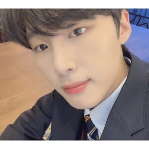 Kim Dong-hee Instagram - SKY캐슬 🖐🏻
많이 응원해주시고 사랑해주셔서 진심으로
감사했습니다💙