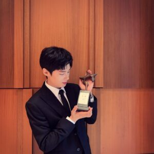 Kim Dong-hee Instagram - 뜻 깊은 상 감사합니다🙏🏻