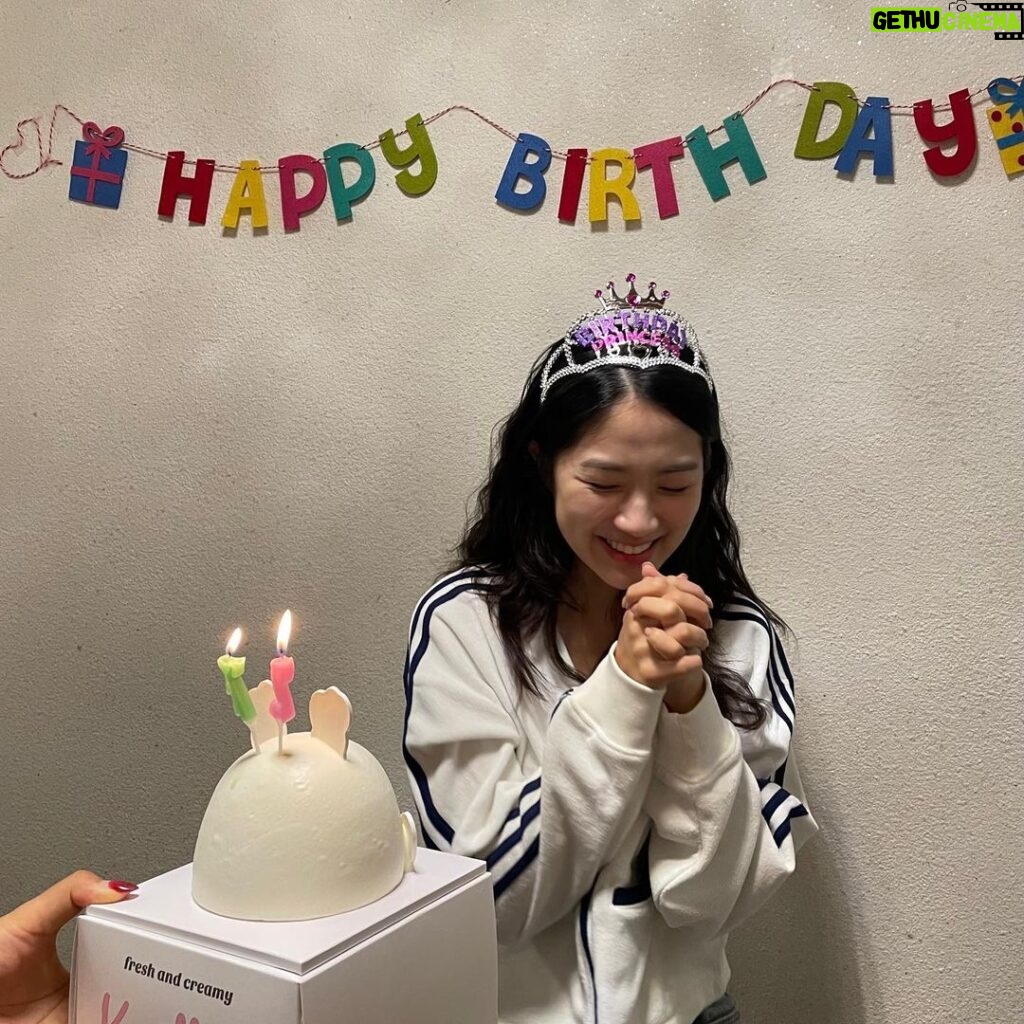 Kim Hye-yoon Instagram - 생일 축하해주신 모든 분들 많이 살앙하고 감사해요🥰 덕분에 행복한 하루를 보냈고, 큰 사랑을 받고 있다는걸 (다시한번) 느끼는 하루였습니다💕 엄마 아빠 낳아주셔서 감사하고 다시 한번 축하해주셨던 모든 분들 감사합니다😍