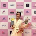Kim Hye-yoon Instagram - 과거의 혼란을 따뜻한 포옹으로 안아주신 기분이 들어서 매우 행복하고 영광이었습니다❤️ 혜영이를 만들어주신 모든 분들, 관객 분들 마지막으로 황금촬영상 심사위원 특별상을 주신 모든 분들 감사합니다🥰 더 열심히 더 잘하도록 하겠습니다 감사합니다!!!