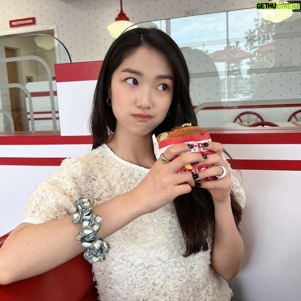 Kim Hye-yoon Instagram - 이쁜거 많이 보고 맛있는거 많이 먹고🍔🌃