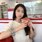 Kim Hye-yoon Instagram - 이쁜거 많이 보고 맛있는거 많이 먹고🍔🌃