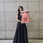 Kim Hye-yoon Instagram - 졸업했던 학교에서, 대종상에서, 태어나 한번만 받을 수 있다는 신인상을 받을 수 있어서 너무 행복했고 감회가 새로웠습니다🖤 혜영이라는 인물을 만나 좋은 경험들을 많이하고 있어서 고맙다는 말을 하고싶고 무엇보다 혜피엔딩 애정해요❤️