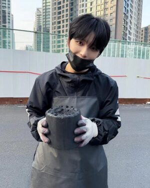 Kim Jae-joong Instagram - 따뜻했던 Babies들과의 연말 연탄 봉사 ❤️
다들 사랑의 힘!을 외치며 열심히 했었지✨️
내년엔 김장김치 봉사 가자💚❤️

#사랑해