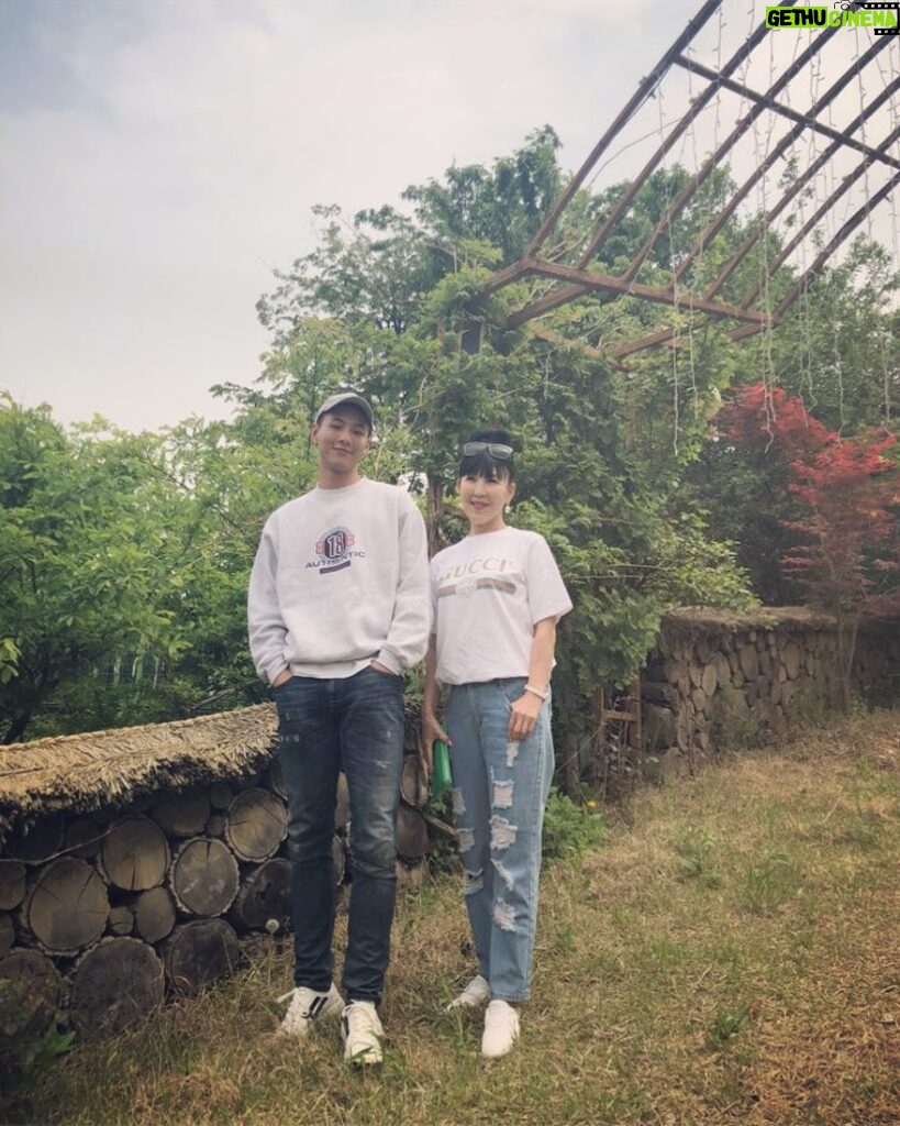 Kim Ji-soo Instagram - Picnic with mama :)