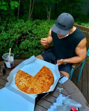 Kim Jong-kook Instagram - I’m ready for ma #Legday #NaturalBooster #Pizza #IFinishedThisAllByMaSelf #TrustMe #WayBetterThanPreWorkoutBooster  #Lol