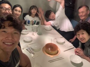 Kim Jong-kook Instagram - 생신 축하드려요 어무니~~ #초는하나 #한살 #영원한한살 #이제의미없는초의개수 #ㅋㅋㅋ #건강하세요 #춘식당 Happy birthday ma lovely mom~~ #HBD #FamilyDinner #StayHealthy #MaDadNeverLookAtTheCamera #Lol
