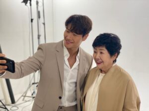 Kim Jong-kook Instagram - 모델분이 너무 예쁘셔서.. ^^ #모델 #미녀 #조혜선여사님 #울엄니 Couldn’t help takin a pic wid this beautiful #Model #Mom #Family