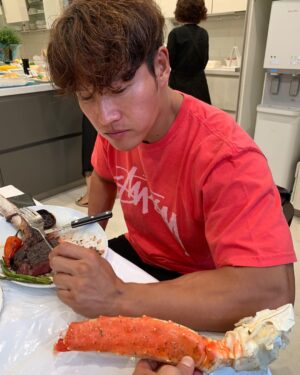 Kim Jong-kook Instagram - Yo! Crab! U workout bro??! Lol #CrabsGotSomeGuns #KingCrab #FamilyDinner #BBQ #LA  너도... 운동했구나... #공감 #연민 #운동 #헬스 #앨레이 #가족식사 #바베큐 #킹크렙