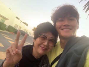 Kim Jong-kook Instagram - Reunion wid ma Mom in LA! Lol #SorryDad #NextTime #LoveLA #GoDodgers 아부지.. 또 어무니랑 왔어요.. ㅋㅋㅋ #죄송합니다아부지  그리고!!! 2019 김종국 콘서트 <진국> 티켓이 오픈했어요!! 단단히 준비하고 오셔요 들 ㅎ ※ 티켓오픈
서울 : 10.04(금) 12:00
수원 : 10.04(금) 13:00 
부산 : 10.04(금) 14:00 ※ 예매처
서울, 수원 : 인터파크티켓 단독
부산 : 인터파크티켓, 예스24, 티켓링크 외