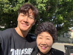 Kim Jong-kook Instagram - 어머니~~ 낳아주셔서 감사합니다~~ 항상 잊지않고 열심히 소중히 여기고 살게요~! #생일은어머니께 #낳으시느라고생하셨어요 #아부지가르침 #어릴때생일파티한다고욕먹음 #고생은느그어무니가했는데 #은근멋졌음 #근데고생은아부지가다시킴 #내가증인 #ㅋㅋㅋ Thank u mom~ I wont let u down~ #ThanksToMom #BirthdayIsAnotherMomsDay #DadTaughtMeThat #DadAlmostKickedMaAxxWhenIhadBdayParty #ThatsWhyIDontHaveBdayPartyAnymore #Lol