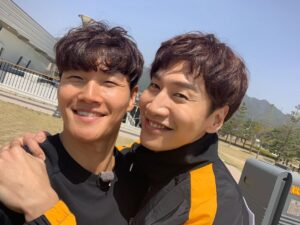 Kim Jong-kook Instagram - 나에게도 너무 특별한 #형제 광수가 영화 #나의특별한형제 로 돌아왔어요~ 연기 하나는 정말 끝내주는 내동생~ 많이 봐주세요!! #가족영화 #감동 #어벤져스랑붙어요 #정면대결 #어벤져스 #둘다봐줘요 #어벤져스먼저봐도이해할게요 Ma inseparable brother #Leekwangsoo ‘s new movie #InseparableBros comin out!! Sooo touched!! Dont miss it!! #FamMovie #Touched #CominoutWith #Avengers #PlzWatchBoth #IllUnderstandIfUWatchAvengersFirst #Lol