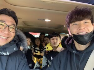 Kim Jong-kook Instagram - 매번 같은 사진이구나 싶어서 올해는 올리지말까 고민을 했는데.. ㅎ 생각해보니 이렇게 늘 같을수 있는게 참 감사한 일이네요. 모두들 소중한 분들과 함께 즐거운 명절 보내시고 새해 복 많이 받으세요!  #명절 #가족 #장거리운전 #안전운전 #합천 #해인사 #삼성식당 #운전은힘들어도 #밤에운동할수있다 #다리운동날 #야호 I wasn’t gonna post this pic this time around cos its always the same pose n members... but I realized I should be grateful I get to take pictures with my family every  year! Spend some quality time with your loved ones n have a Happy Lunar New Year!! #Family #LunarNewYear #LongDrive #WorthIt  #TodayIsLegday #Happy #BestDriver