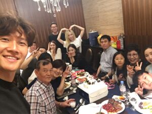 Kim Jong-kook Instagram - Been a long time! Happy birthday #Dad ! #FamilyDinner #BigFam #LoveMaMomsStyle #AllBlack #StraightOutOfTheKitchen #Lol 아부지! 생신 축하드려요!!! 항상 건강하시고 늘 지금처럼 #절약 하세요!! 오늘도 어무니와 서울을 나오시다가 정류장에서 좌석버스는 본인이 무료가 아니라면서 어머니 먼저 타고 가시라고.. 당신은 무료 버스를 타고 뒤따라 가시겠다고..... ㅋㅋㅋㅋㅋ 멋지신 울 아부지 ㅋㅋㅋㅋㅋㅋㅋ 전 그정도로는 못살겠어요 아부지 ㅋㅋㅋㅋ #난돈이얼마가들어도꼭아내랑같이다닐꺼에요 #ㅋㅋㅋ #울어무니올블랙으로멋지게입으셨는데뭔날벼락 #ㅋㅋㅋㅋㅋ #결국무료버스타고나오심 #현모양처