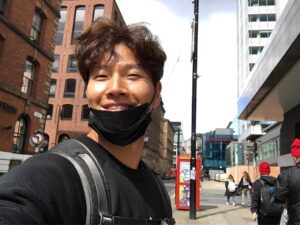 Kim Jong-kook Instagram - Weather report said it would b raining today! What luck!! #NoRain #NiceWeather #Manchester #MU #Arsenal #BigMatch #BigPicture #England #NotASelfie #With #HaHa #Gapjin 오늘 비온다고했는데 ㅋㅋㅋ #날씨대박#오늘은긴바지 #영국 #멘체스터 #멘유 #아스널 #빅메치 #벵거마지막경기 #안녕 #잘가 #이제아스널도좋아해야지 #빅픽쳐 #화이팅 #하하 #갑진이 #쓰리샷
