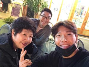 Kim Jong-kook Instagram - 이나이에 그래도 #생일 이라고 ㅋㅋ 어무니랑 형이랑 ㅋㅋ 감사합니다 어무니 ㅋ #가족미팅 #어무니 #늦깎이연예인 #ㅋㅋㅋ #우리형 #아부지는오늘도안양에 Family gathering for ma #Bday without ma dad as usual kkkkk Thank u mom again~ #mom #UpNComingCeleb #Lol #brother #Family #MaDadIsAtHome