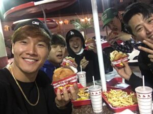 Kim Jong-kook Instagram - Yeah I know! I don't usually eat burgers, but when in #LA 😂 #TotallyWorthIt #DontFeelGuilty #IllWorkOutLater #InNOut 나 햄버거 안먹는데.. 솔직히 이건 먹어야된다 ㅎ #인엔아웃 #운동하면되지 #엘레이
