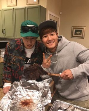 Kim Jong-kook Instagram - This is how we BBQ! #BiggerThanitLooks #EatingHealthy #ForTheConcert #HomeCookMeal #ChoFamily #RMBrosConcert #Lasvegas #Cosmopolitan 이게.. 진짜네.. ㅎ #도끼스테이크 #콘서트를위해 #영양보충 #집밥 #런닝맨브로스콘서트 #라스베가스 #코스모폴리탄