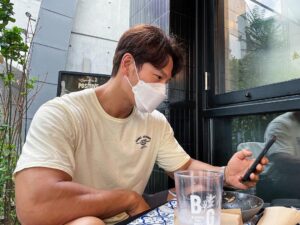 Kim Jong-kook Instagram - 왜 저러고 노려본거여 ㅋㅋㅋ #눈크네 what r u lookin at ? Kkkkk #DontSayIHaveSmallEyesAnyMore Lol