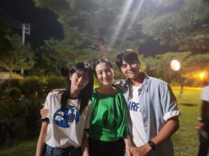Kim Joo-ryoung Instagram - 전 이 분들과 실제론 아주 사이가 좋습니다😅 드라마는 드라마일뿐!!! 
tvn 월화 드라마 <반짝이는 워터멜론> 
끝까지 많은시청 바랄게요🫶

@su1023_ @_ryeoun 그리고 #김태우배우님 🩷
@tvn_drama