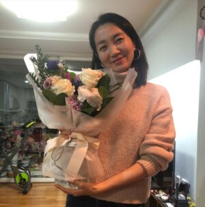 Kim Joo-ryoung Instagram - I received an unexpected flower gift today~~!! Thank you so much and happy~ Am I prettier than flowers? 😁 Have a bright and pretty weekend~^^ #깜짝꽃선물 #행복해요 #내가꽃보다이쁘다며