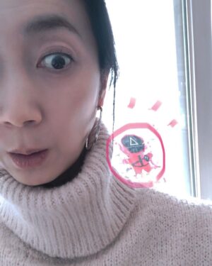 Kim Joo-ryoung Instagram - This is not a composite photo. Surprised while taking a selfie~ 😂  웃고 가실게요^^ #합성아님 #니가왜거기서나와