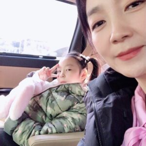Kim Joo-ryoung Instagram - 딸과 함께 일터로 고고~~^^ 🌸