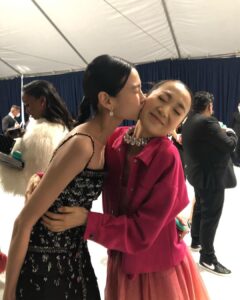 Kim Joo-ryoung Instagram - 호여니 정말 축하하고 사랑한데이❤️#sagawards @hoooooyeony 😘