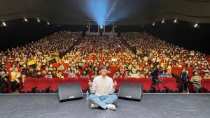 Kim Min-gue Instagram - 여러분, 안녕하세요. 배우 김민규입니다.
다들 잘 지내고 계신가요? 저는 여러분들 덕분에 즐거운 팬미팅을 마치고 무사히 귀국했습니다
이번에 진행되었던 첫 일본 팬미팅을 보러 와주신 분들, 마음으로 함께 응원해주신 모든 분들께 너무 너무 감사했습니다!
팬분들께 좋은 추억을 만들어드리고 싶었는데, 오히려 제가 더 좋은 추억을 만들어간 자리였던 것 같아요. 정말 감사합니다!
이 감사한 마음을 다 보답하기에는 부족하겠지만, 제가 지금 있는 이 자리에서 더 좋은 연기로 보답할 수 있도록 앞으로 더욱 노력하겠습니다.
모두 건강하시길 바라며, 항상 감사하고 사랑합니다.

———————————————————————————

皆さん、こんにちは。
俳優のキム·ミンギュです。

皆さん、お元気ですか？ 僕は皆さんのおかげで楽しいファンミーティングを終えて無事帰国しました。

今回行われた初の日本ファンミーティングを見に来てくださった方々、心から応援してくださったすべての方々にとても感謝しています。

ファンの方々にいい思い出を作ってあげたかったんですが、むしろ僕のほうがもっといい思い出を作ったファンミーティングだったと思います。 本当にありがとうございます！

この感謝の気持ちに応えるには僕が今いるこの場でもっと良い演技をお見せすることだと思いますので、今後さらに努力します。

みんなこれからも元気でいてください。
いつも感謝しています。
愛しています。 

—————————————————————————

Hello everyone. This is actor Kim Mingue. Are you all doing well? I have returned safely after my fan meeting thanks to all of you. I want to thank everyone who came to my first Japan fan meeting and also everyone who have supported me! I wanted to make good memories for my fans but I feel that I made better memories myself. Thank you so much! 
I am so grateful I will not be able to thank you enough, but I will try to repay my gratitude through acting. 
I wish you all to stay healthy, thank you and love you always.