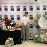 Kim Min-gue Instagram - 안녕하세요 배우 김민규입니다. 이번에 태국 팬미팅을 다녀왔는데요, 다시 한번 팬분들의 소중한 마음과 감사한 마음을 알아가는 너무나도 행복한 시간이었습니다. 항상 그렇지만 팬분들을 만나는 자리는 긴장이 되고 설레는데요, 짧다면 짧은 시간이지만 팬분들의 마음을 잘 느끼고 왔습니다. 여러분들이 해주신 이벤트는 정말 최고였어요... 제가 좋아서 시작한 일이며 제가 좋아서 하고 있는 이 일이 여러분들께 큰 힘이 되고 좋은 영향을 끼친다는게 너무나도 신기하고 감사한 일인 것 같아요. 제가 여러분들께 이 감사한 마음을 보답하는 방법은 아무리 생각해도 연기밖에 없는 것 같아요. 앞으로도 큰 힘이 될 수 있도록 열심히 연기하며 좋은 작품들로 여러분들께 보답하도록 하겠습니다. 아 그리고! 저도 여러분들 덕분에 너무나도 큰 힘 얻어갑니다! 감사하고 사랑합니다. สวัสดีครับ นักแสดง คิมมินกยูครับ ครั้งนี้ผมได้ไปแฟนมีทติ้งที่ไทยมาครับ เป็นช่วงเวลาที่มีความสุขมากอีกครั้ง ที่ได้รับรู้ถึงความรักอันมีค่าและความรู้สึกขอบคุณของแฟนๆทุกคนมากครับ ถึงจะเป็นเช่นนั้นเสมอมา แต่การได้เจอกับแฟนๆ ผมก็ยังประหม่าและตื่นเต้นอยู่ตลอด และถึงแม้ว่าจะเป็นช่วงเวลาสั้นๆ แต่ผมก็สัมผัสได้ถึงหัวใจของแฟนๆครับ และเซอร์ไพรส์ที่ทุกคนทำให้ผม มันสุดยอดจริงๆครับ... ผมเริ่มต้นทำงานเพราะผมชอบ และก็ทำมันอยู่เพราะผมชอบเอง แต่ทุกคนกลับบอกว่ามันมอบพลังที่ยิ่งใหญ่ให้ และช่วยส่งผลที่ดีกับทุกคน นับว่าเป็นเรื่องที่มหัศจรรย์ และรู้สึกขอบคุณมากเลยครับ และสิ่งที่จะตอบแทนความรู้สึกของทุกคนได้ ไม่ว่าจะคิดอย่างไร ก็น่าจะมีแค่การแสดงครับ เพื่อที่จะมอบพลังให้กับแฟนๆ ในอนาคตผมก็จะตั้งใจทำการแสดง และตอบแทนทุกคนด้วยผลที่ดีนะครับ อ่อ อีกอย่าง!! ผมเองก็ได้รับพลังมากมายเพราะทุกคนเหมือนกันนะครับ! ขอบคุณและรักนะครับ นักแสดง คิมมินกยู Hello this is actor Kim Mingue. I am back from my Thailand fan meeting and from the bottom of my heart I wanted to thank my fans for the wonderful time I had. As always, meeting my fans is always exciting and nervous, and I am thankful to say that this fan meeting has been so precious and has brought me a lot of happiness and good memories. The event you guys had for me was the best… I am honored that I have been a big influence and inspiration for some people by doing what I love doing. I will repay my gratitude by doing my best as an actor. Thank you! Love, actor Kim Mingue