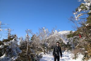 Kim Min-jae Instagram - Halla Mountain
제주도 중앙에 있는 화산. 남한에서 가장 높은 산으로 정상에는 칼데라 호인 백록담이 있다. 고도에 따라 다양한 식물이 자라며 경관이 수려하여 관광지로 유명하다.
A volcano located in the center of Jejudo Island; as the highest mountain in South Korea, it has a crater lake, Baengnokdam Lake on its top; it is home to a variety of vegetation growing at different elevations and recognized as a major tourist destination due to its beautiful natural scenery.
