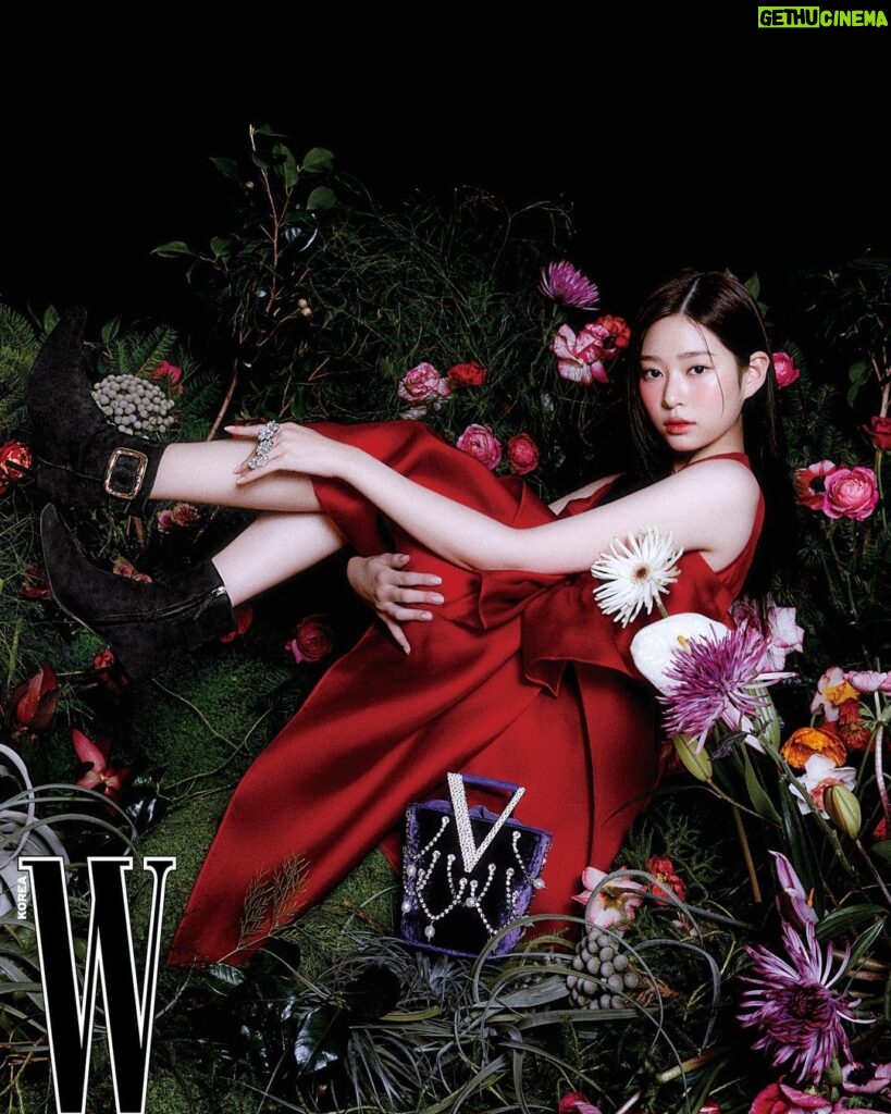 Kim Min-ju Instagram - @wkorea @rogervivier 💐At Roger Garden🌹✨