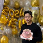 Kim Min-seok Instagram - 새해 인사가 늦었네요. 정신없이 세 작품을 하다 보니.벌써 2024년이 되어버렸네요.저를 챙기고 걱정해 주시고 도와주신 모든 분들께 감사드리고 저도 누군가에게 좋은 에너지만 줄 수 있는 좋은 어른이 되도록 노력하겠습니다. 2024년도에는 여러분 모든 분들이 행복한 일만 가득한 한 해였으면 좋겠습니다. 새해 복 많이 받으세요!!