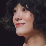 Kim Se-jeong Instagram - 템플을 보내며 오늘이 제 템플의 마지막 공연 이라는게 아직도 믿기지 않네요… 연극 템플이라는 문을 넘으며 뮤지컬 때에도 느꼈지만 무대라는 건 정말 함께임에 감사하고 함께에 더 의지하게 되는 것이구나 몇 번이고 다시금 깨달았는데요 그렇지만 또 다시금 깨닫는 건 그 함께가 이분들이었기 때문에 내가 느낀 많은 것 들이 그럴 수 있던 거라는 것입니다 ㅎㅎ 템플과 함께해 준 사람들이 우리 템플 식구들이라 너무너무 감사했습니다. 뭔가를 알아갈 때마다 잃는 느낌을 받던 제게 다시금 새로운 영감을 준 건 모두 여기 계신 배우, 스텝분들 덕분이었습니다 템플의 문 앞에서 정말 수많은 두려움들과 싸우며 저 문을 넘곤 했는데요 할 수 있을까 살아야 하는 이유가 뭘까 우울을 이겨내고 싶다 성장하고 싶다 나 자신을 진심으로 사랑하고 싶다 연기를 더 잘하고 싶다 노래하고 싶다 … 할 수 있다 신기하게도 울음 꾹 참으며 저 문을 넘고 나면 정말 어느새 극복해내고 있더라고요 문을 넘고 난 제 자신의 문제점들과 그걸 도와주고 있는 많은 이들이 보였기 때문이겠죠 다음 성장을 위해서는 또 다음의 문이 기다리고 있겠지만 이제는 압니다 나는 할 수 있다 우리는 할 수 있습니다 템플과 함께해 주신 모든 분들의 다음 문을 응원하며 저의 응원과 사랑을 전합니다 제게 많은 걸 알려 주시고 느끼게 해 주시고 다음을 그릴 수 있게 해주셔서 감사합니다 나의 ”세상“ 사랑하고 또 사랑합니다 진심으로요 이번에도 덕분에 성장하고 덕분에 울고 웃습니다 늘 고맙고 사랑해요 날 특별한 템플 세정이로 만들어 줘서 고마워요 사랑해요 (회식에 취해서 마무리가 잘 안되네요 ㅎㅎ ) 마음을 담아 세정 템플 올림