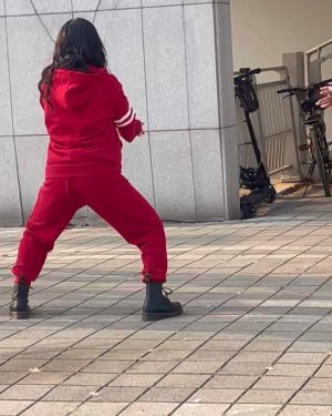 Kim Se-jeong Instagram - 적봉이의 첫 중국 악귀 대면!

궁금하다면 9시 20분 tvn 🥰
+심즈 모탁 선배 🥰